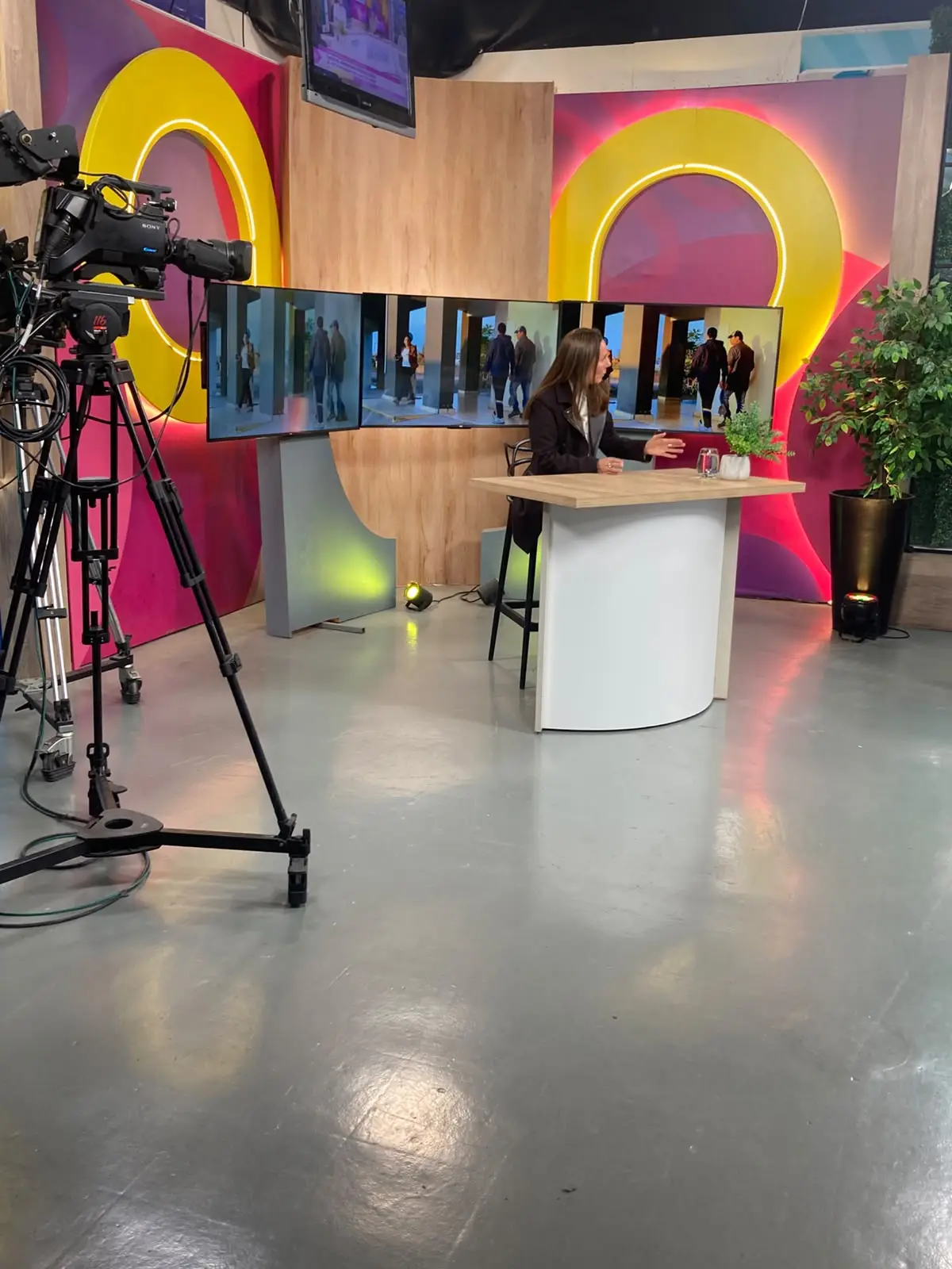La rectora durante la entrevista, girada hacia los conductores mientras habla y gesticula con la mano